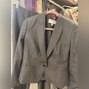 Stunning Women’s Hugo Boss Wool Suit size 8 (Blazer+Pants)